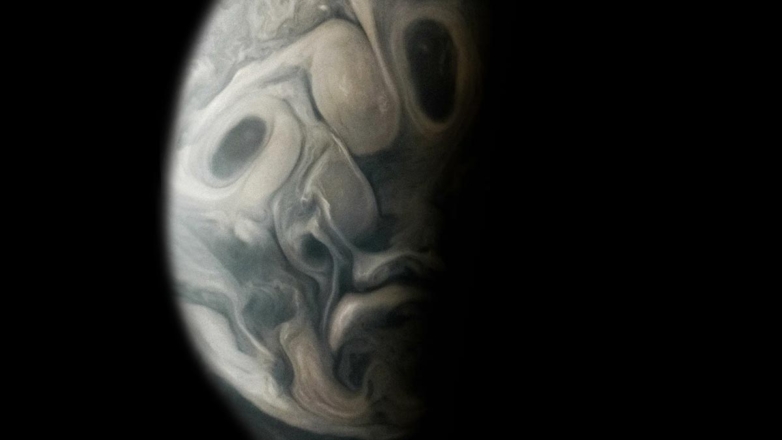 Зонд NASA запечатлел "лицо" на поверхности Юпитера