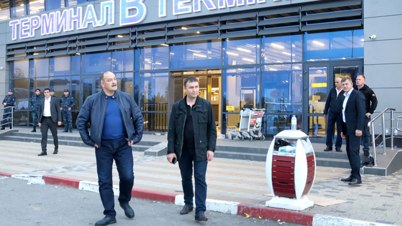 Глава Республики Дагестан Сергей Меликов (слева на первом плане) на территории международного аэропорта Махачкалы