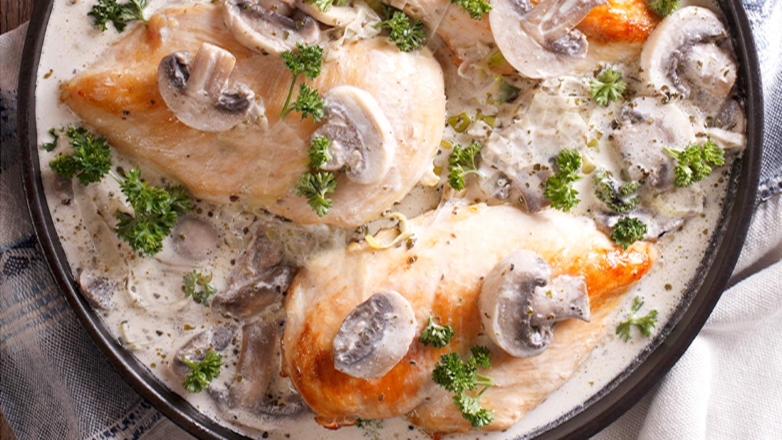 30 минут на кухне: нежное куриное филе со сливками, грибами и сыром на сковороде