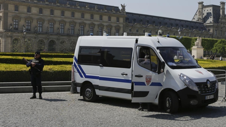 Parisien: 3 тысячи посетителей Лувра в Париже эвакуированы из-за угрозы взрыва