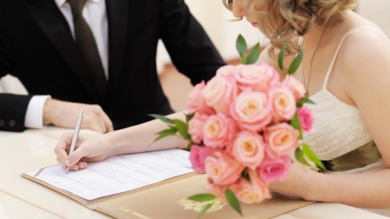 Правительство РФ с оговорками поддержало меры против фиктивных браков с иностранцами