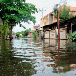 CNN: наводнение на юге Китая угрожает миллионам людей