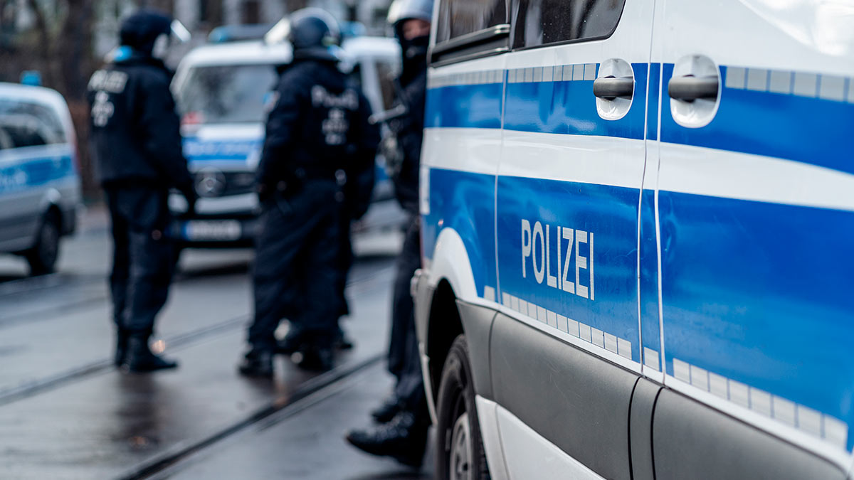 Иранец с ножом напал на полицейских в Германии