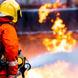 Пожарные пытаются спасти людей из охваченных огнем многоэтажек в Испании