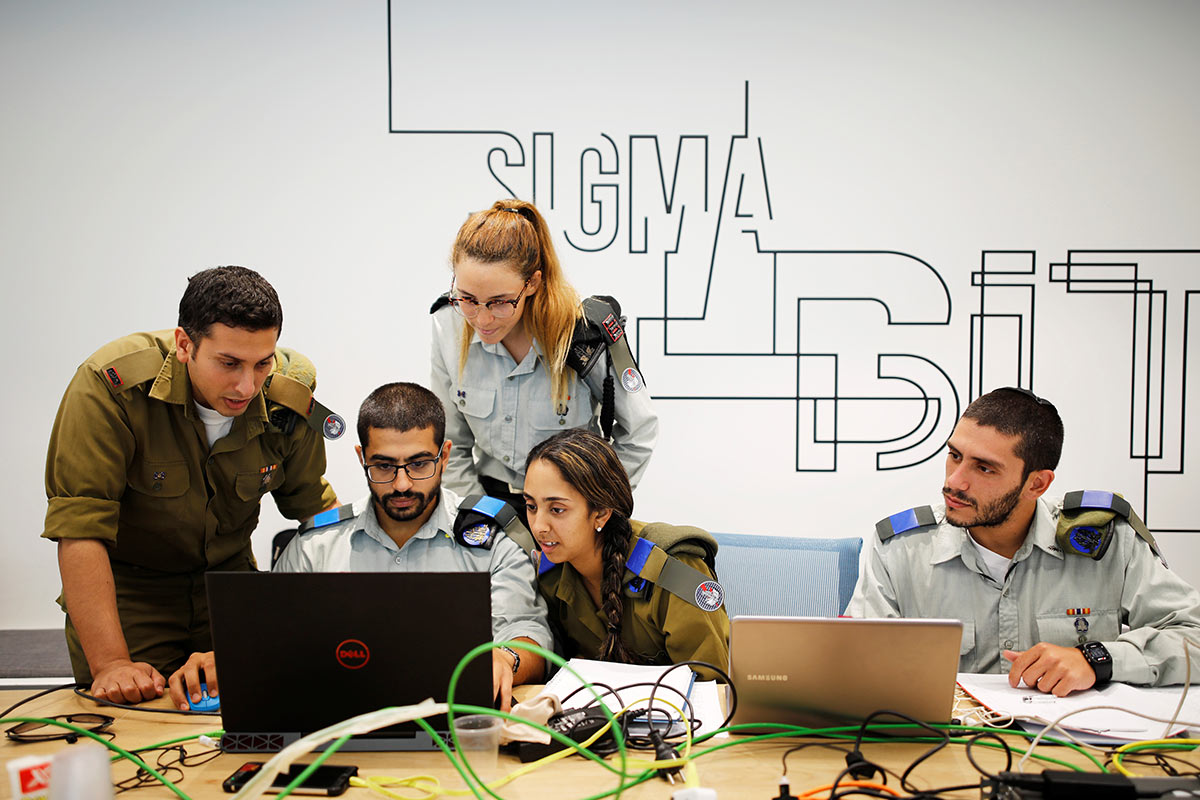 Израильские солдаты на учебном курсе по кибербезопасности в Институте технологий и инноваций