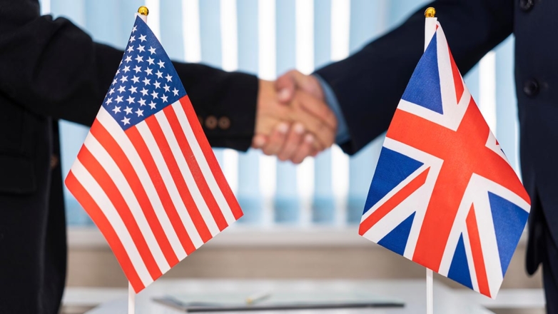 Флаги США и Великобритании