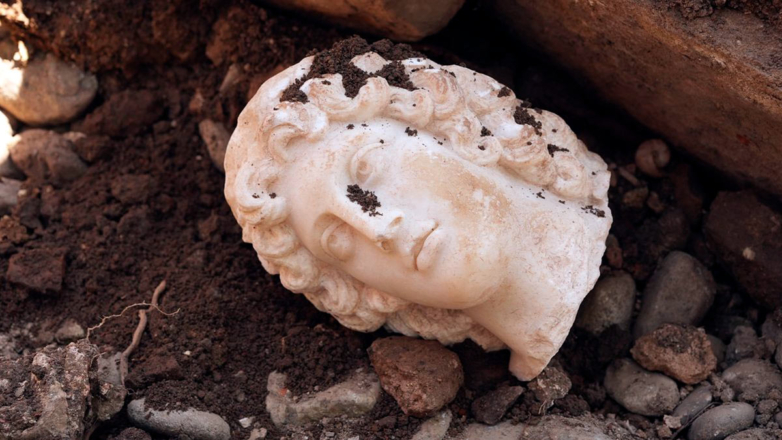 Археологи обнаружили голову статуи царя Македонского в ходе раскопок в Турции
