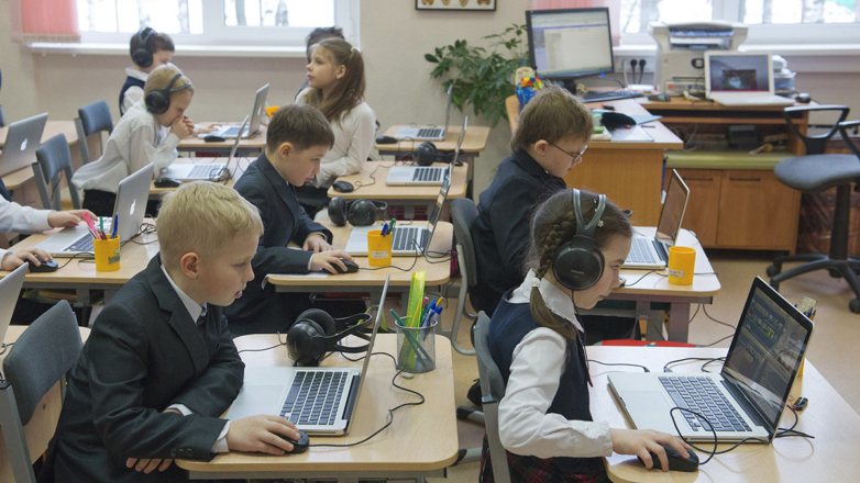 Минцифры РФ начнет подключать к Wi-Fi школьные классы в 2024 году