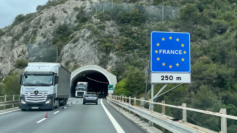 Франция изучает возможность запрета на въезд автомобилей с номерами РФ