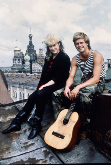 Джоанна Стингрей и Борис Гребенщиков на крыше, Ленинград, 1986 год.