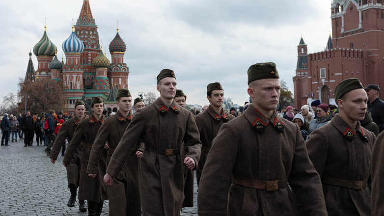 Справка "Профиля": военный парад на Красной площади в 1941 году