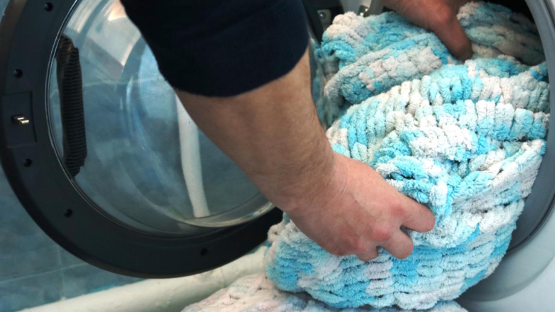 Как постирать большой плед в стиральной машине: простой способ