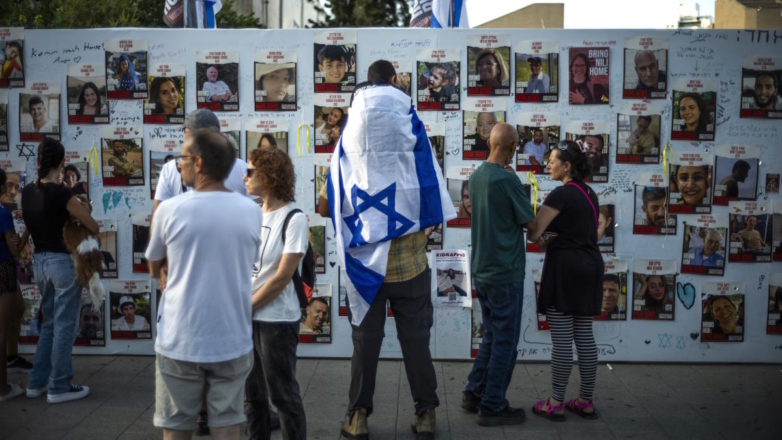Листовки с портретами людей, удерживаемых ХАМАС