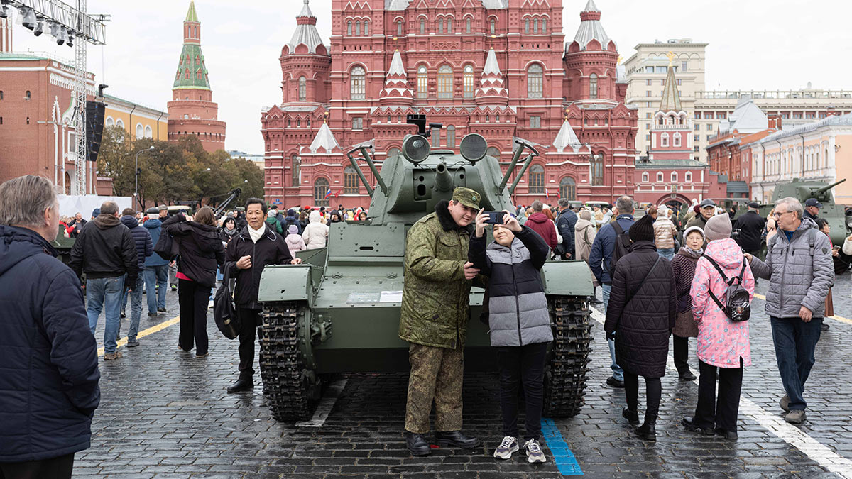 Люди посещают выставку под открытым небом, посвященную военному параду 1941 года на Красной площади в Москве.