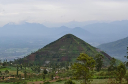 Ученые усомнились в рукотворном происхождении и возрасте пирамиды в Индонезии