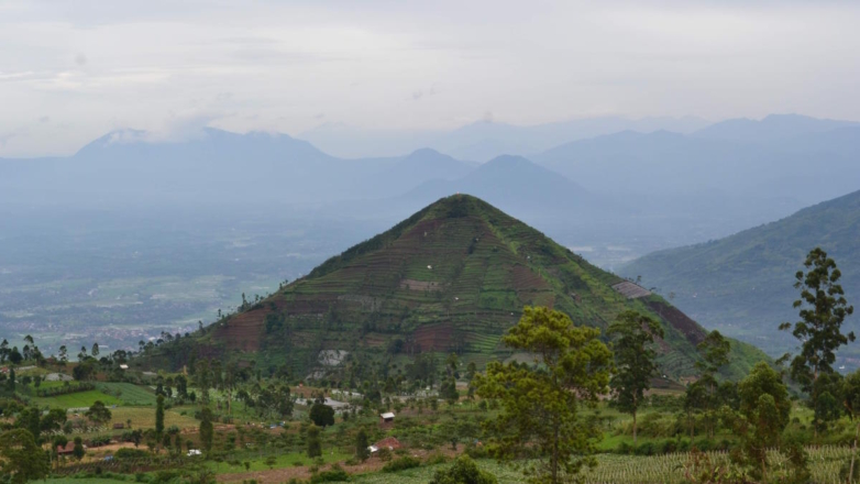 Ученые усомнились в рукотворном происхождении и возрасте пирамиды в Индонезии
