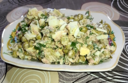 30 минут на кухне: салат с консервированным тунцом и зеленым горошком