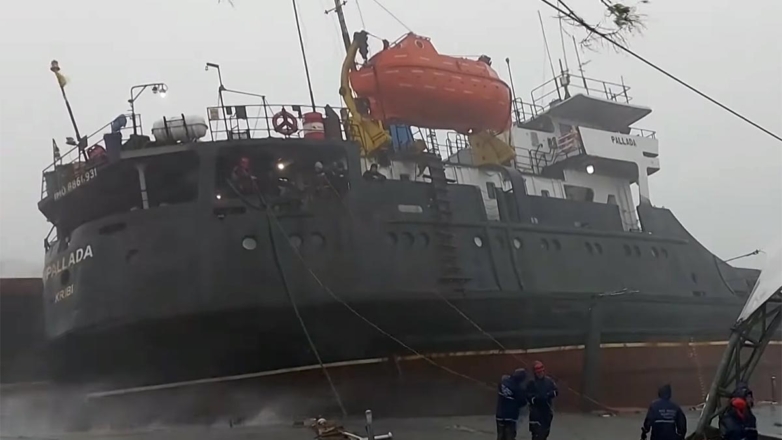 У берегов Турции из-за шторма следующий из Одессы сухогруз разломился пополам