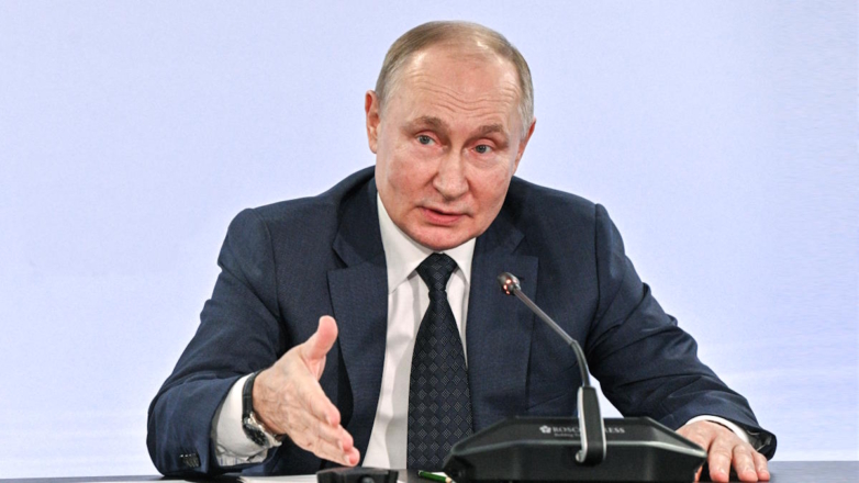 Путин: Конституция России работает и стабилизирует страну