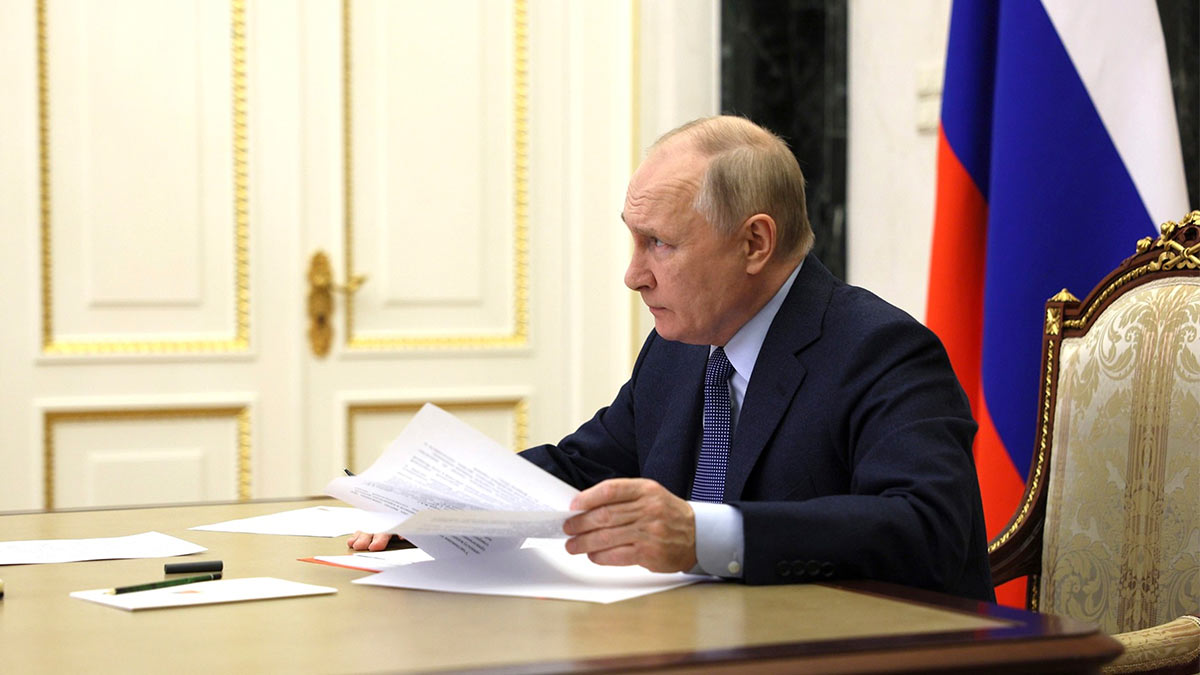 Повышение МРОТ, пенсии военнослужащим: какие законы подписал Путин
