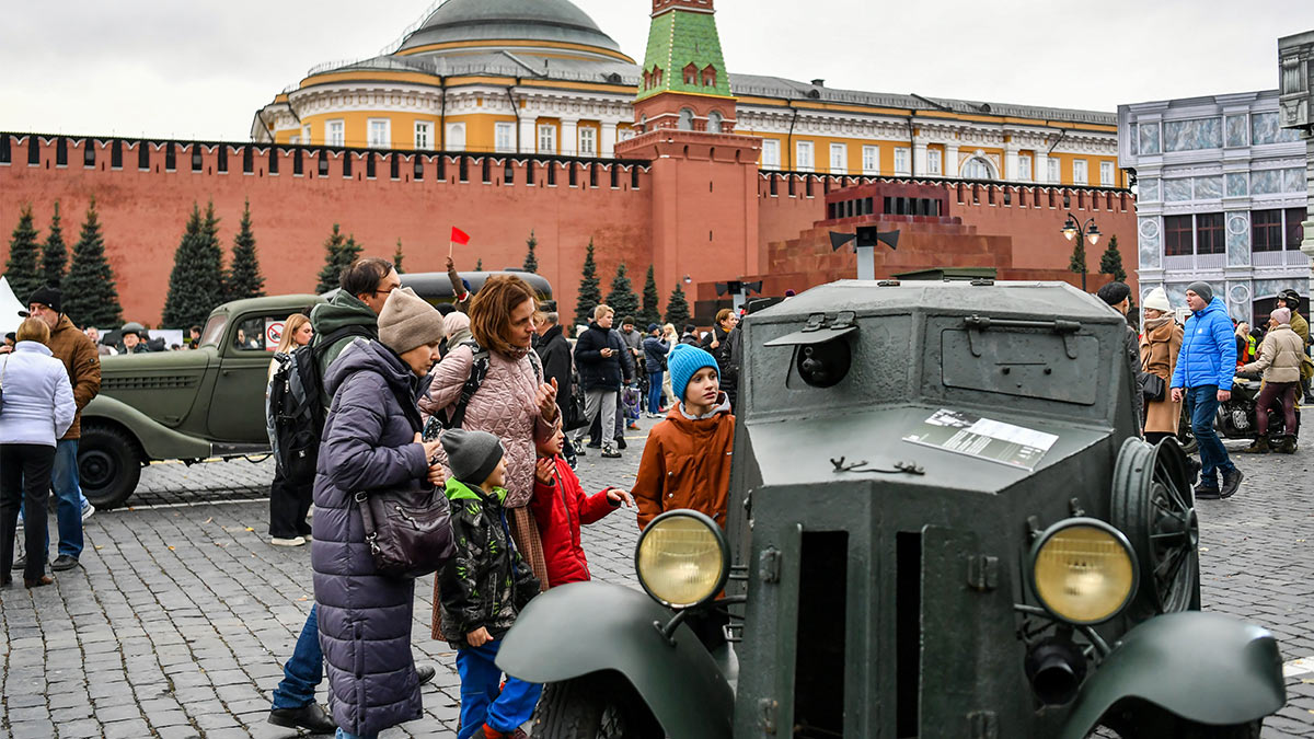 Люди посещают выставку под открытым небом, посвященную военному параду 1941 года на Красной площади в Москве.