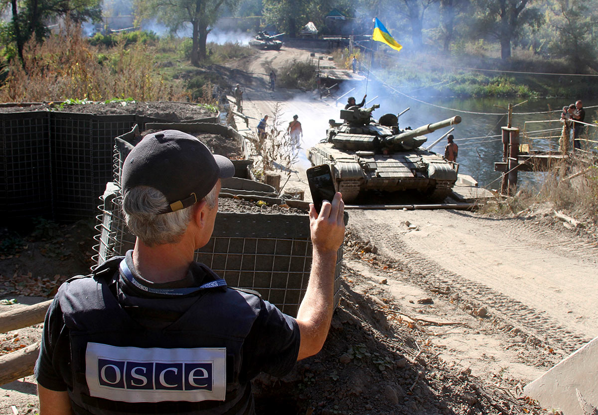 Член ОБСЕ наблюдает за выводом танков ВСУ в Луганске, 2015