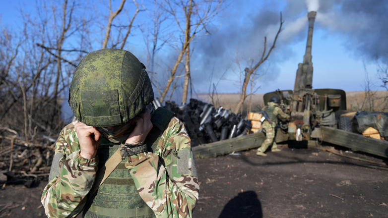 Артиллеристы ВС РФ ведут огонь из 152-мм гаубицы 