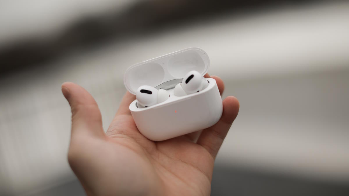 AirPods в руках