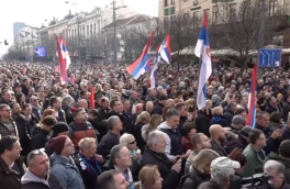 В центре Белграда тысячи сторонников оппозиции собрались на протест