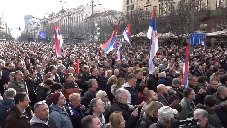 В центре Белграда тысячи сторонников оппозиции собрались на протест