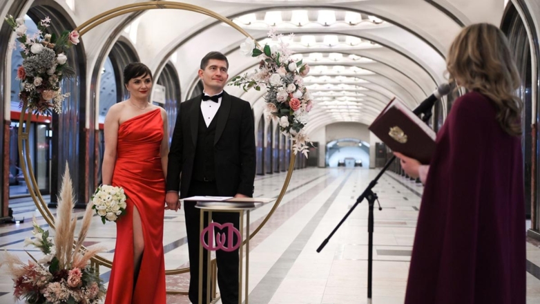 Москвичам предлагают регистрировать браки в метро и на речном вокзале
