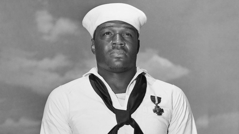 Герой Перл-Харбора: кто стал первым чернокожим кавалером Военно-морского креста США