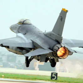 Сингапур приостановил тренировки на F-16 после авиакатастрофы