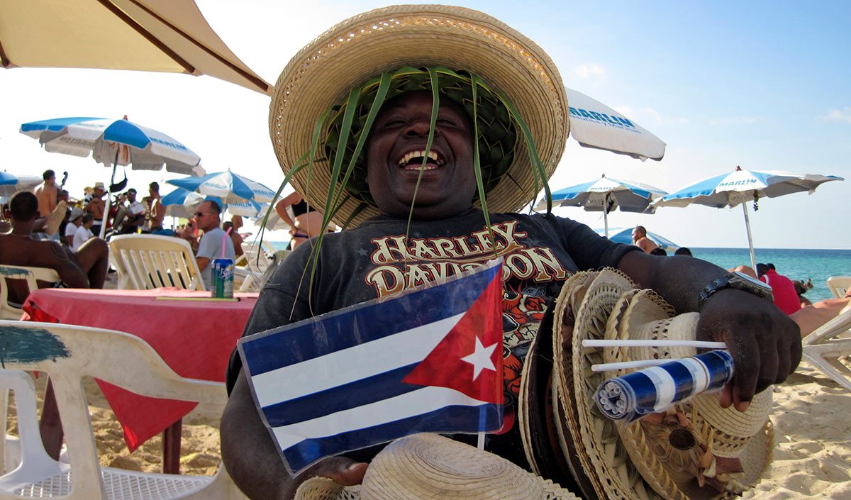 Продавец флагов на пляже на Кубе