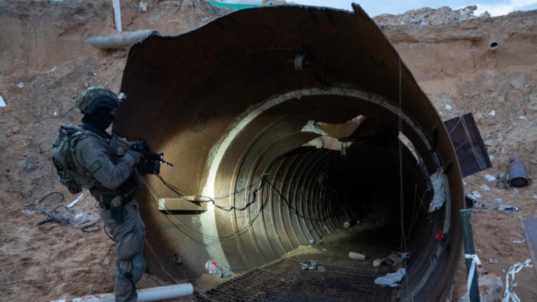 Израильские военнослужащие рядом с туннелем ХАМАС