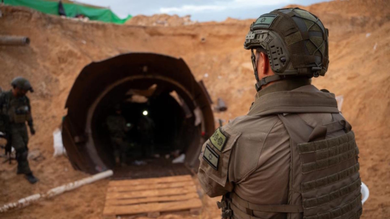 Израильские военнослужащие рядом с туннелем ХАМАС