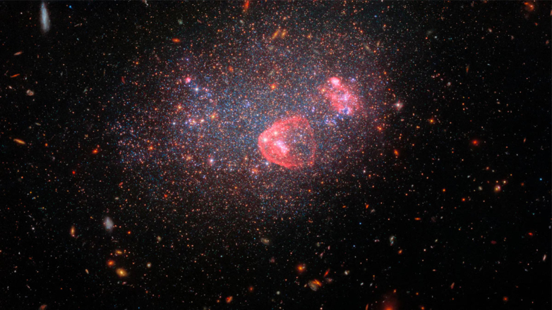 Космический телескоп Hubble снял карликовую галактику, похожую на клубок гирлянд