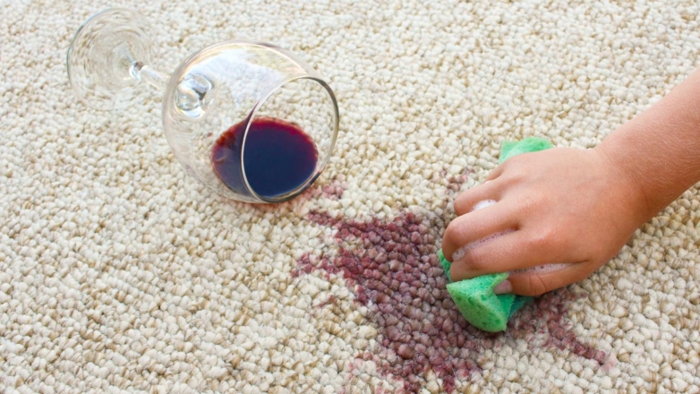 Просто полейте белым: как удалить пятна от красного вина с ковра