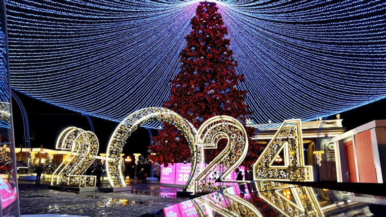 Москву к Новому году украсили около 5 тысяч световых декоративных конструкций