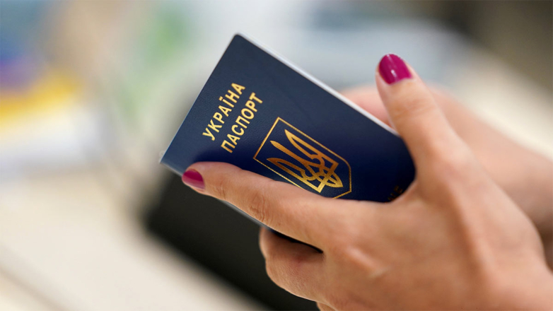 "Известия": новым регионам РФ могут разрешить голосовать по украинским паспортам