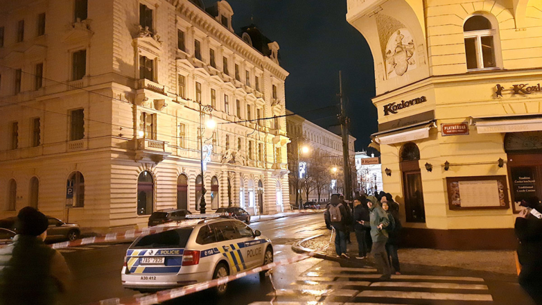 Полицейское оцепление у здания философского факультета Карлова университета, где ранее произошла стрельба