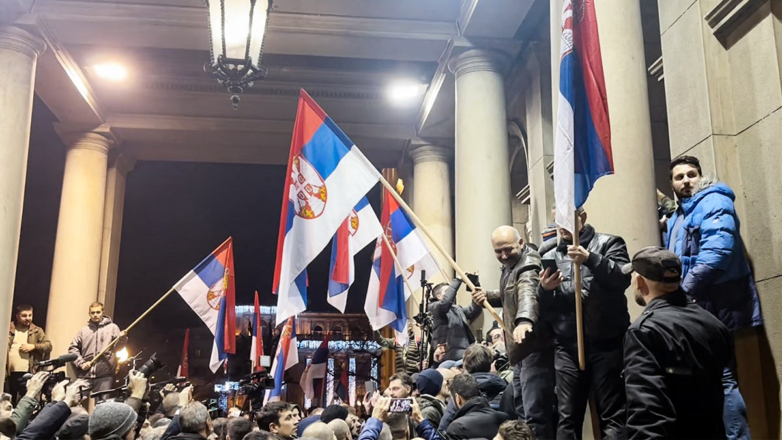 Мэр Белграда заявил о "майданизации" и показал последствия погрома