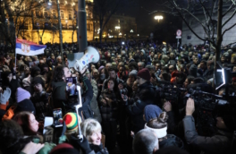 РИА Новости: оппозиционеры в Сербии перекрыли улицу перед столичным избиркомом