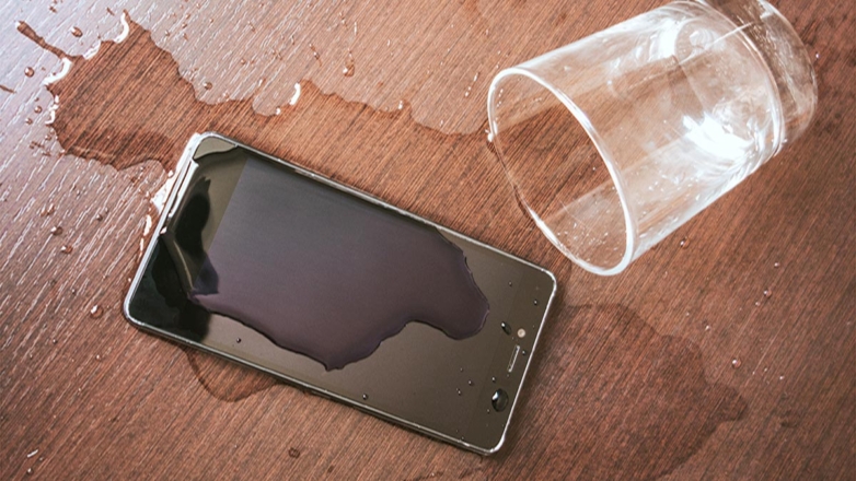 Эксперт предупредил о возможной поломке смартфона при попадании на него спиртного