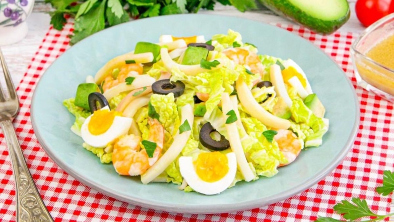 30 минут на кухне: полезный и сочный салат с кальмаром и креветками