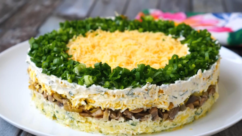 Праздничная кухня: новогодний салат "Грибы под шубой" с шампиньонами