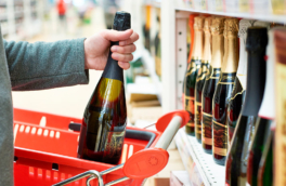 Россиянам объяснили, почему шампанское перед Новым годом вряд ли подорожает