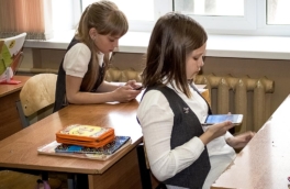 Комитет ГД одобрил полный запрет телефонов во время занятий в школах