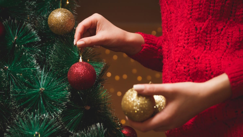 Минимализм и уют: как украсить елку на Новый год без большого количества игрушек
