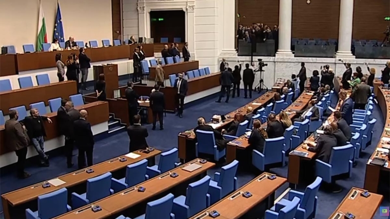 Депутаты в Болгарии устроили потасовку при обсуждении мер против ЛУКОЙЛа